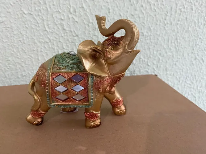 Elefante em Resina com 10 cms de altura 