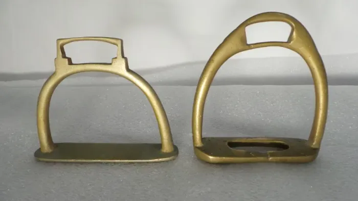 Par de estribos antigos de bronze lindos!!