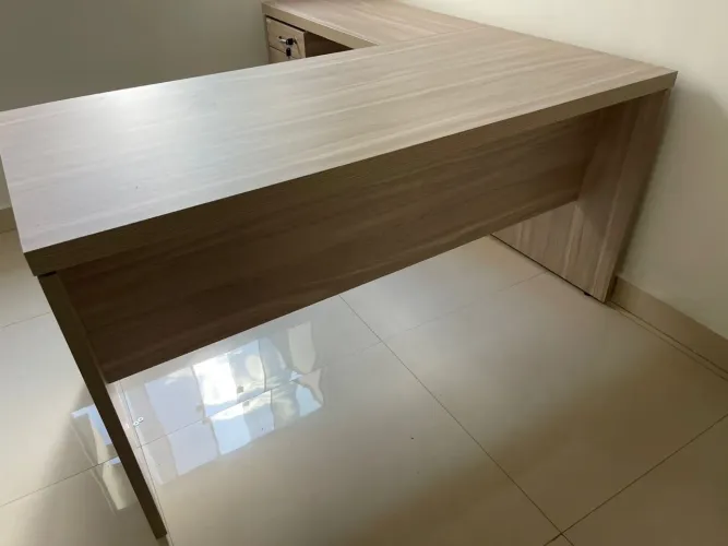 Mesa em L 1.50x1.60 com Gavetas para Escritório - Design Moderno e Funcional