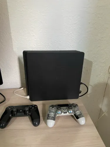 Playstation 4 Slim 500gb com 2 controles