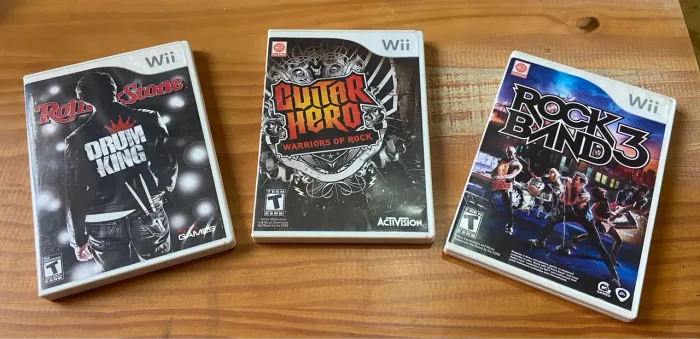 Coleção Rock Games Wii - Guitar Hero + Rock Band 3 + Drum King
