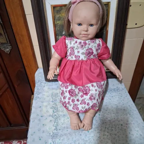 BONECA LINDA BORRACHA COM ROUPA E TIARA..