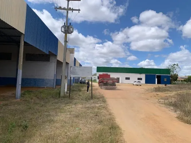 Vendo área com 10.943,88m² em Vitória da Conquista e 8 galpões com 2.560m².