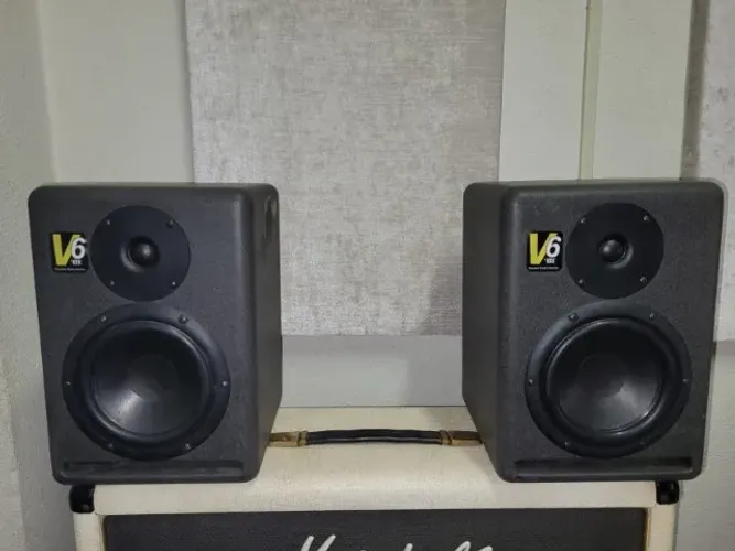 Monitores De Estúdio Krk V6 Ativos 90w (par)
