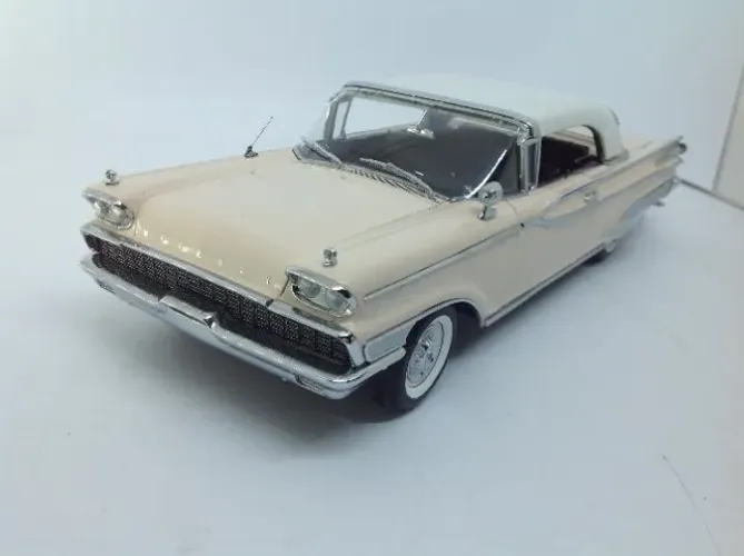 Miniatura Sun Star Platinum 1/18 1959 Mercury Park Lane Convertible