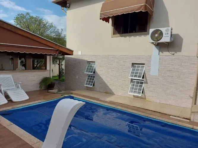 Ótima casa, 4 dormitórios, sendo 3 suítes, 2 salas, lavabo, cozinha, área de serviço, 4 va