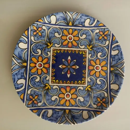 lindo prato em cerâmica com decoração floral