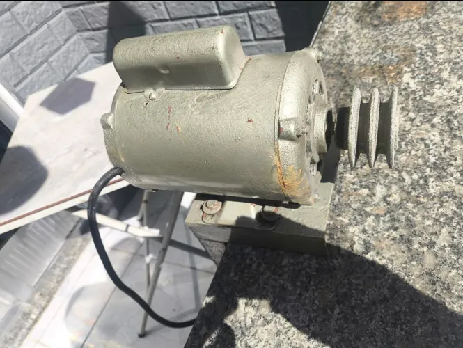 Motor elétrico em ótimo estado de conservação 