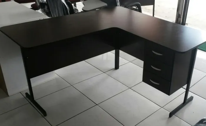 Mesa de Escritório L com 3 gavetas, produto novo