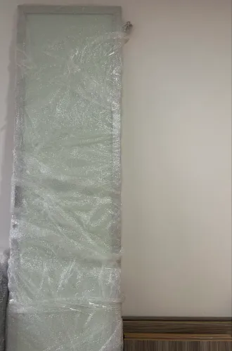 Estante em madeira com gavetas e portas em vidro Jateada e Fechadura!