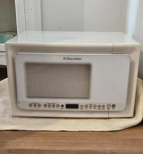 Forno de micro-ondas 31 L branco/ precisa de conserto.