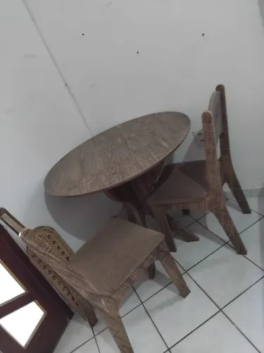 Mesa com 2 cadeiras sala