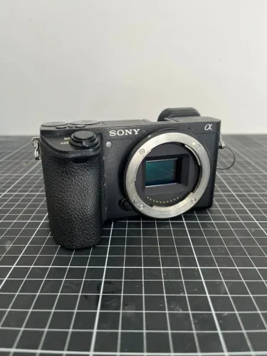 Sony A6500 APS-C 4K para Foto e Vídeo