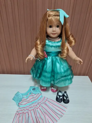 Boneca american gilr com roupinhas extra
