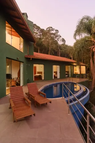 Casa para aluguel tem 490 metros quadrados com 4 quartos