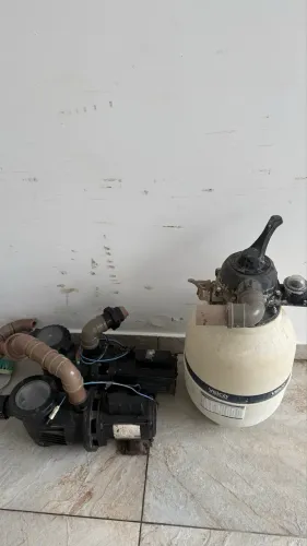 Vende-se dois motores e um filtro para piscina. R$500,00 tudo. Não vendemos separado!