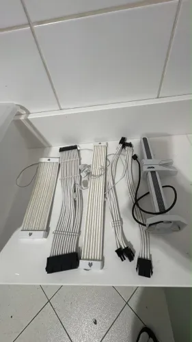 Kit cabos ARGB ATX white e suporte placa de vídeo usados