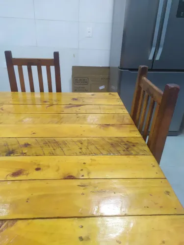 Vende se uma mesa de madeira com seis cadeiras bom para chácara ou sítio