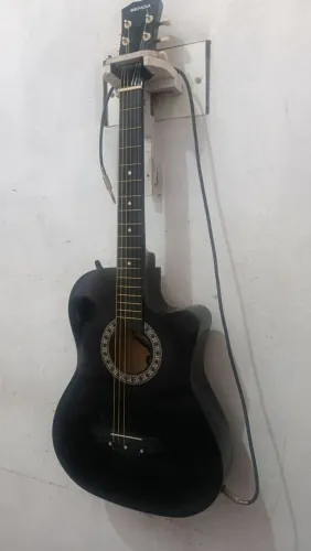 Violão elétrico funcionando no som e bem regulado com as cordas na altura ideal!