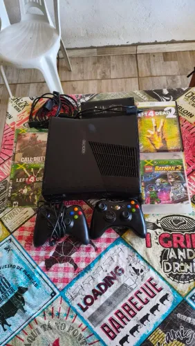 Xbox 360 com 2 controles e 50 jogos