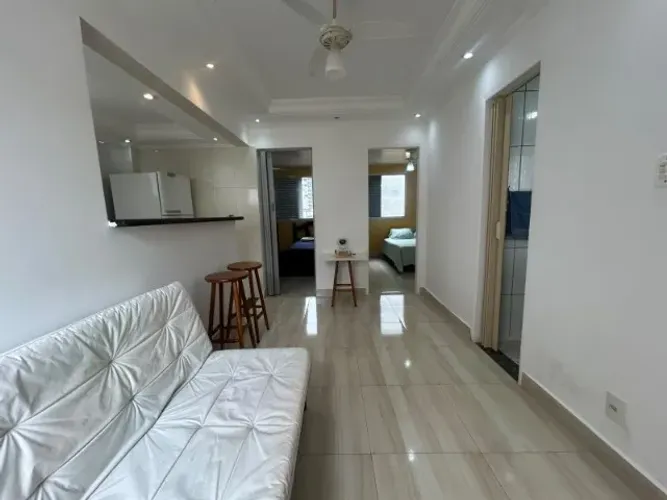 Apartamento semimobiliado na Av. Guilhermina
