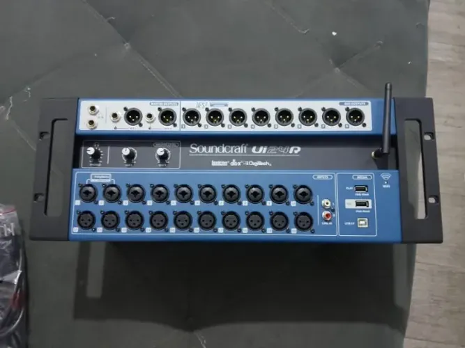 Mesa de som UI24R