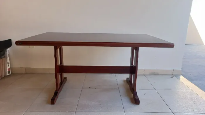 Jogo de mesa de madeira com 6 cadeiras