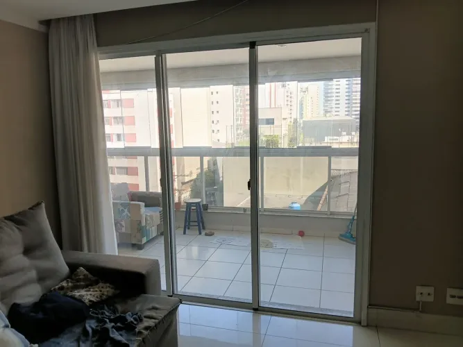 Três portas de alumínio
