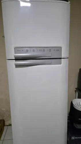 Geladeira ELETROLUX com DEFEITO