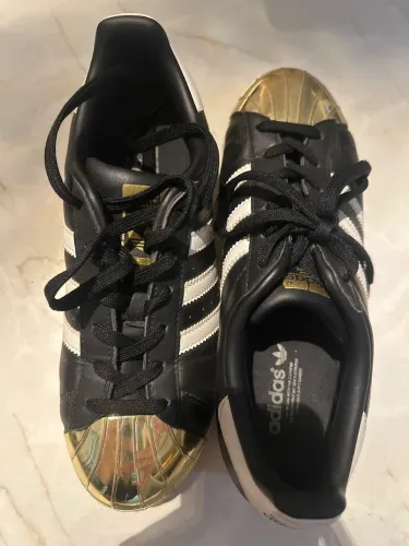 Tênis adidas superstar dourado, branco e preto tam BR36