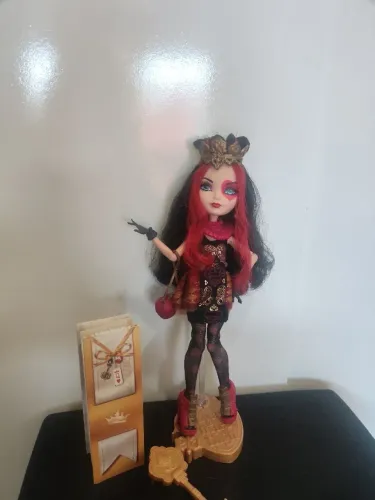 Boneca Lizzie Hearts Básica Ever After High W2