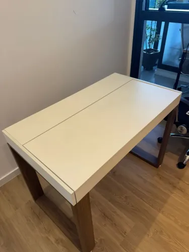 Escrivaninha branca com gaveta