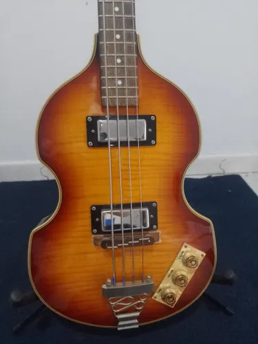 Baixo Epiphone com graves muito definidos excelente pra estilos como jazz e blues