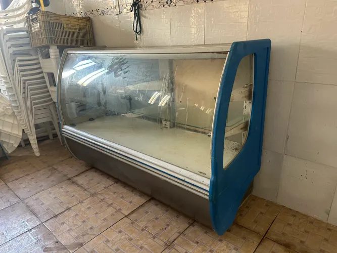 1 balcão expositor