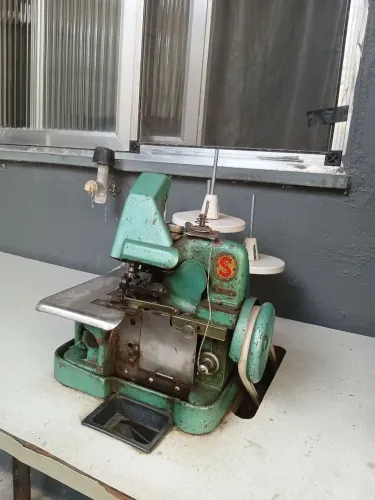 Máquina overloque com gabinete