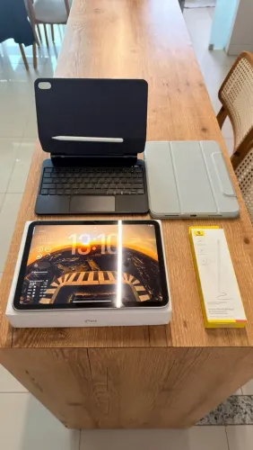 iPad 11 128GB + Teclado Magic Folio + Caneta Baseus + Case