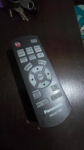 Controle Remoto PANASONIC compatível com projetores da linha PT-AE, como o PT-AE8000.O