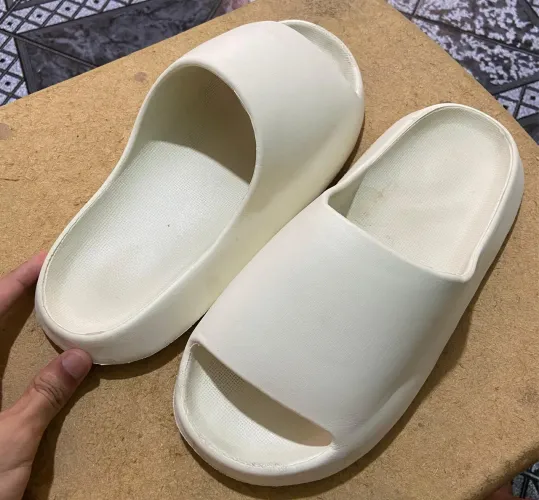 Chinelo nuvem bege 