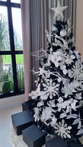 Árvore de Natal preta com decoração branca