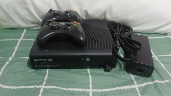 Vendo xbox 360 com jogos