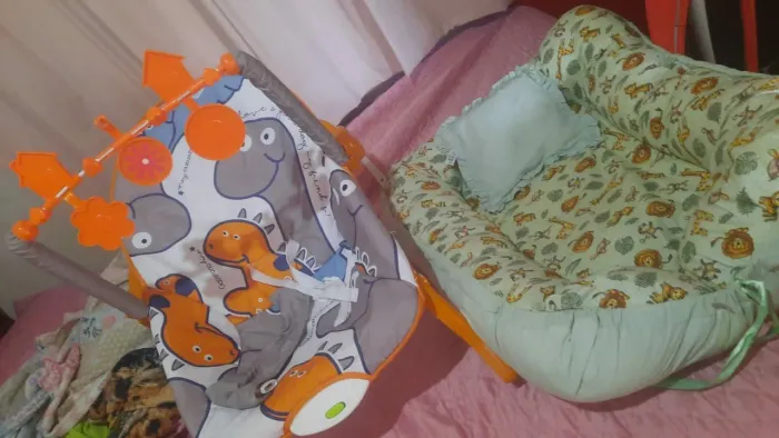 Vendo 250.00 cadeirinha e Ninho.