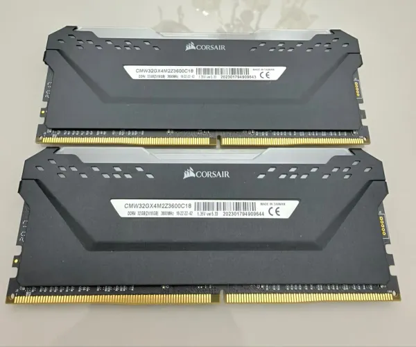 Memórias 2x16GB Corsair Vengeance PRO RGB DDR4