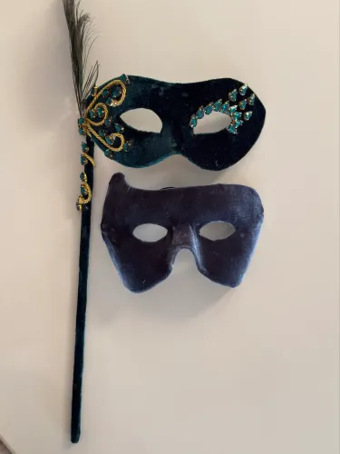 Par de máscaras venezianas