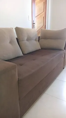 Vendo sofá usado, em sued marrom escuro. Acompanha 03 almofadas grandes!!!