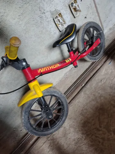 Bicicleta infantil de equilíbrio