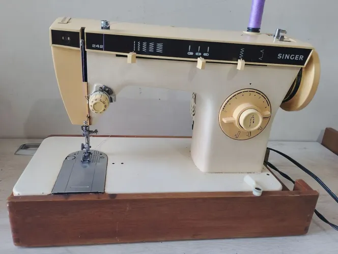 Máquina de costura reta zigzag e demais tipos de costura