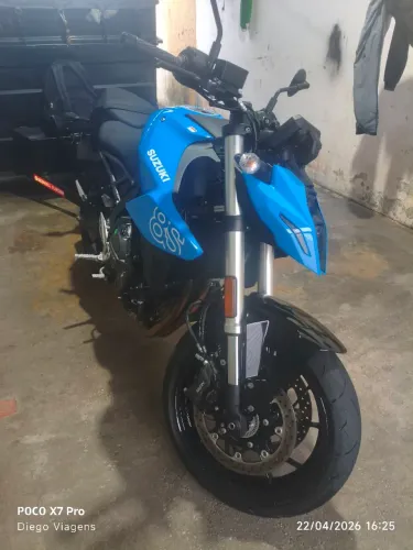 Suzuki GSX - 8s, moto muito nova.