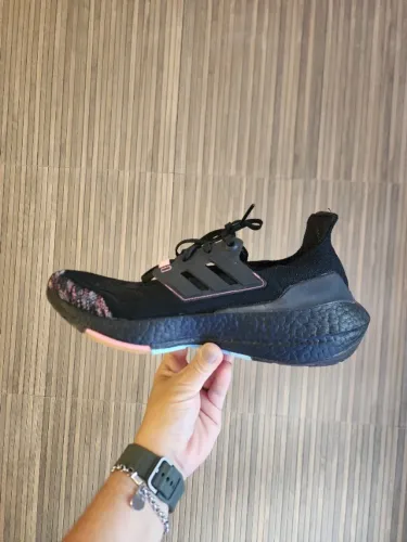 Tênis Ultraboost preto com detalhes em Rosa. Usado 2x