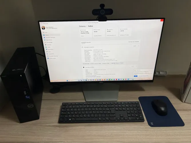 Monitor Dell 27" e conjunto de teclado, mouse, e webcam