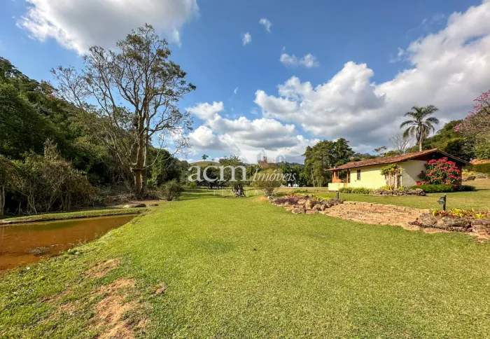 Mini-haras de 29.000m2, boa parte plana, 5 suítes, baias